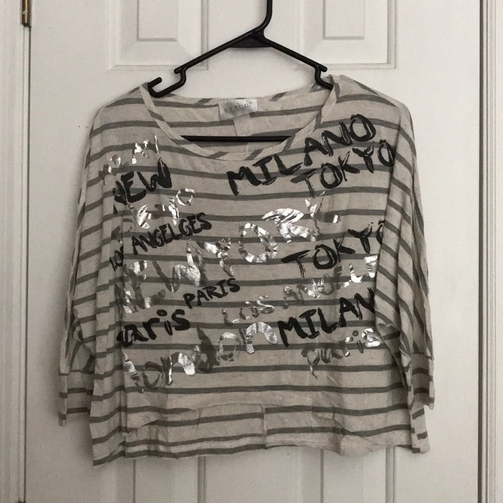“Geri C”  Women Crop T-Shirt. Beige & Gray. Size M